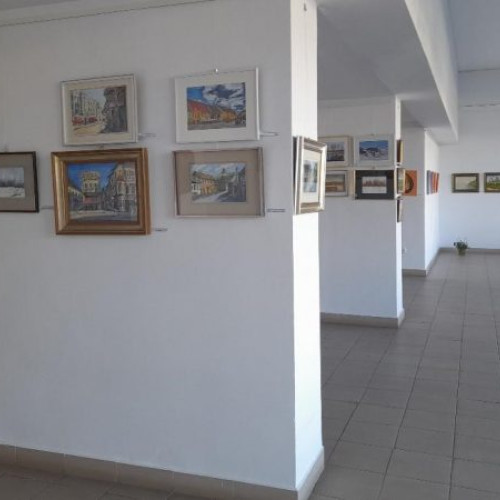 Expoziția „Urme” la Galeria de Artă Ploiești: Un dialog cu creativitatea