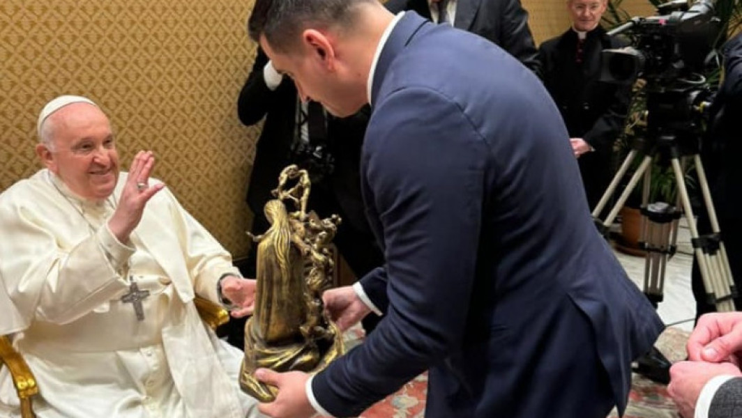 Ieșirea lui Simion la Vatican cu românii din Italia