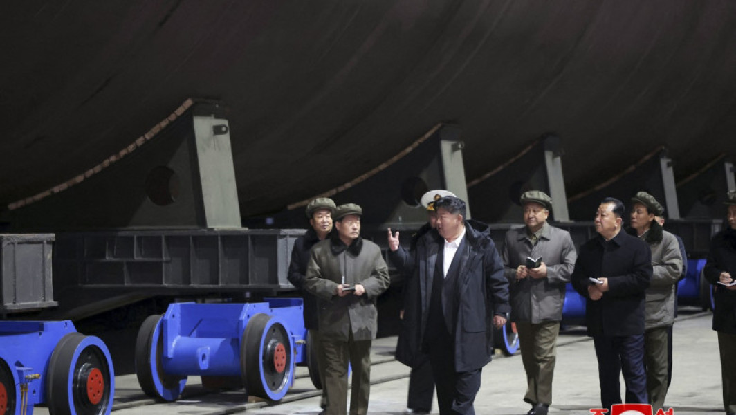 Kim Jong Un inspectează un proiect de submarin nuclear pentru întărirea marinei nord-coreene