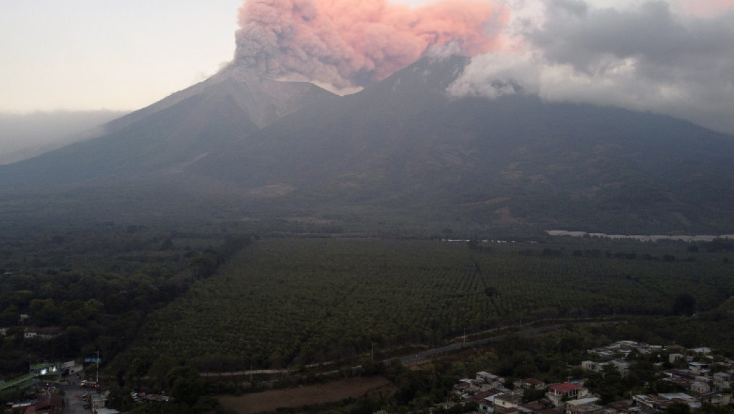 Autoritățile din Guatemala evacuează o mie de oameni după eruptia vulcanului Fuego