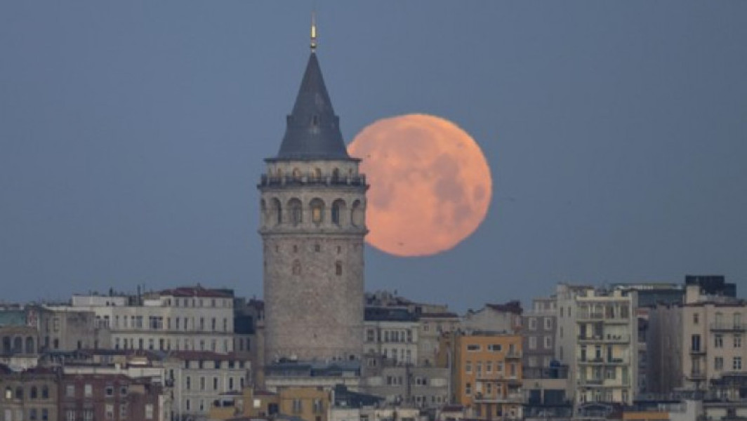 Eclipsa totală de Lună a început vineri