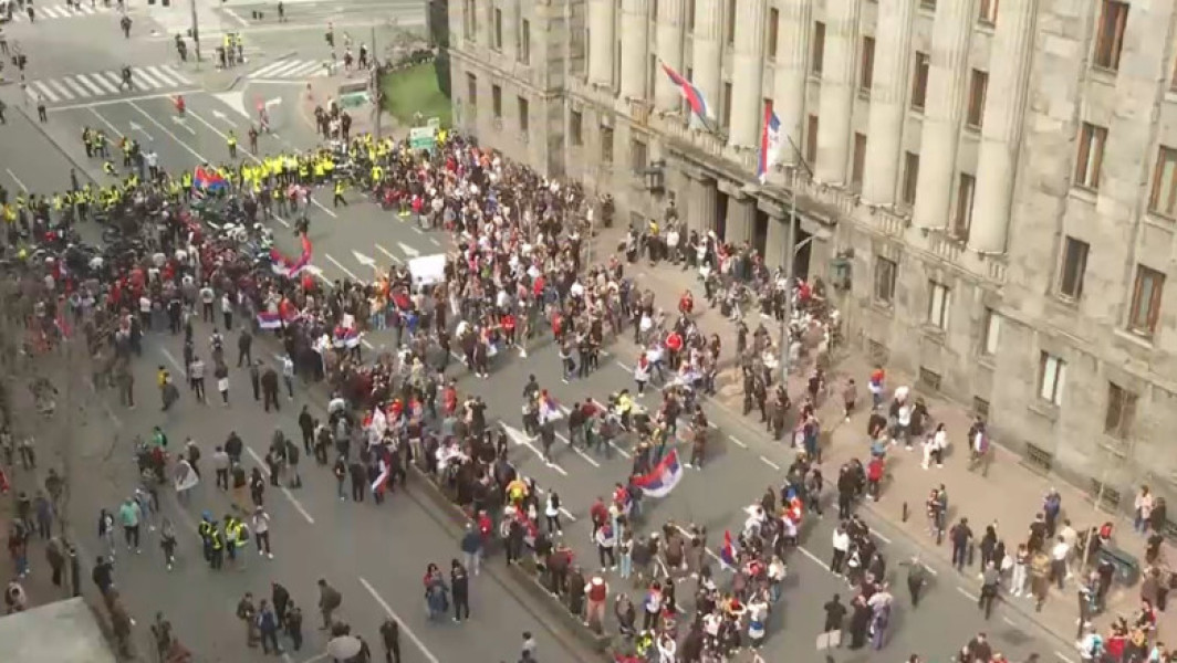 Sute de mii de oameni protestează împotriva președintelui Vucic în Belgrad