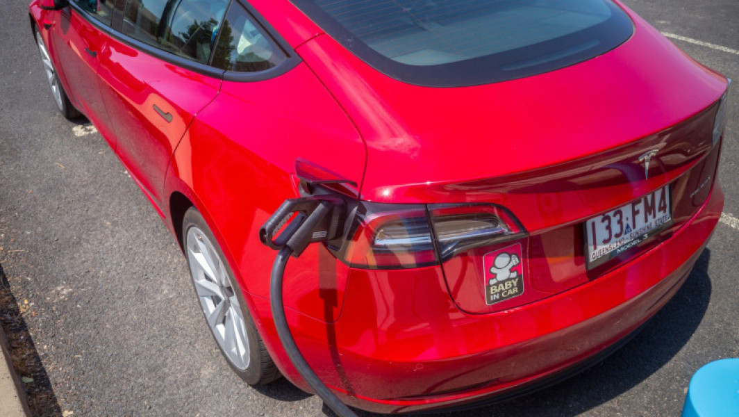 Toronto întrerupe stimulentele pentru Tesla în taxiuri din cauza tensiunilor comerciale