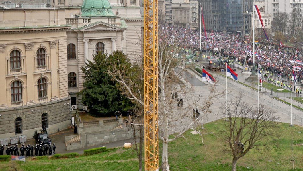 Controversa „tunului sonic” la protestul din Belgrad
