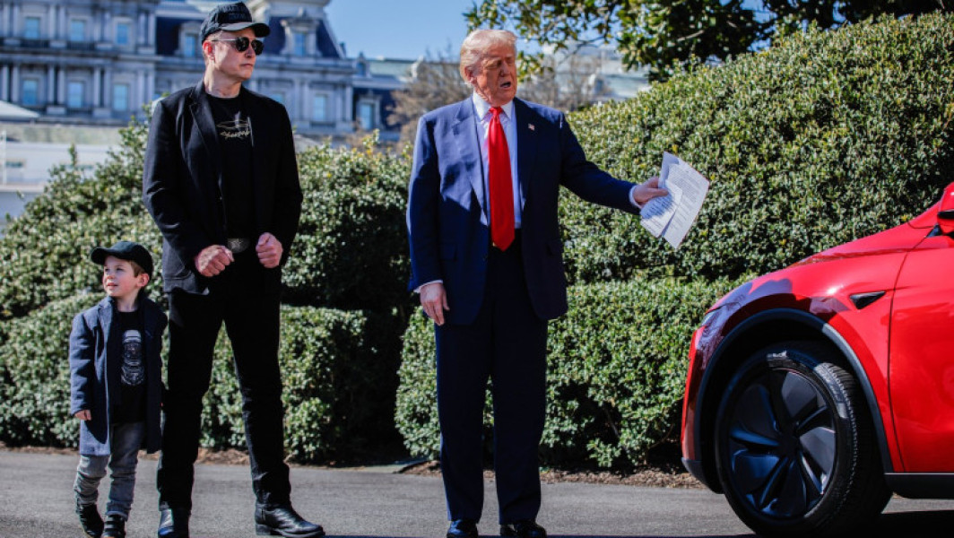 Donald Trump amenință cu închisoarea pentru vandalizatorii Tesla