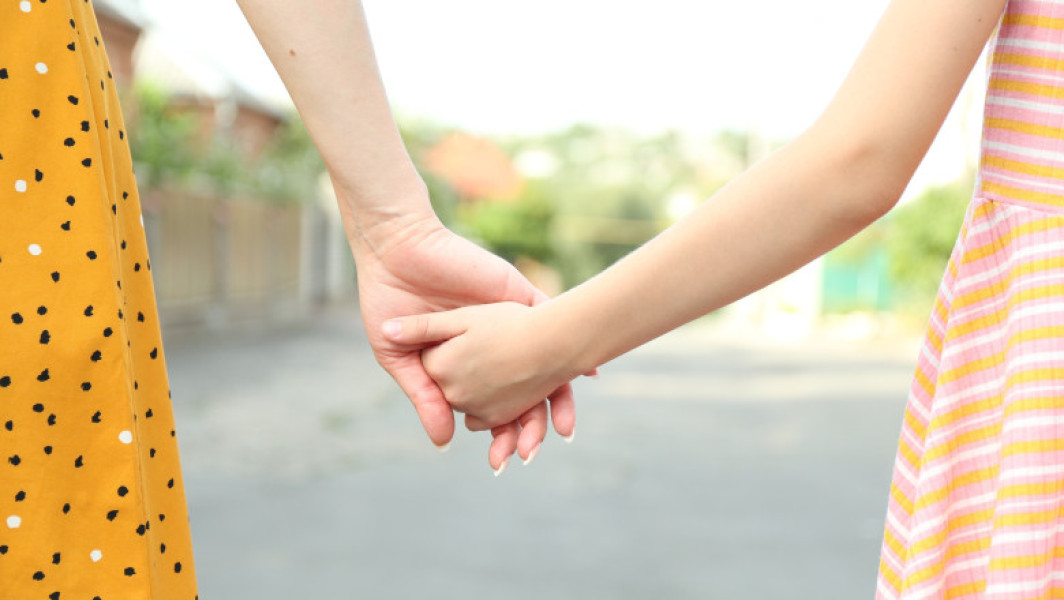 Curtea Constituțională din Italia permite persoanelor singure să adopte copii străini