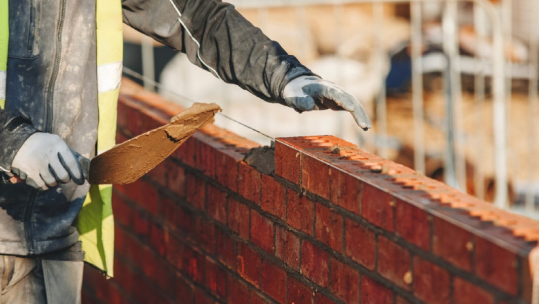 Guvernul britanic investește 600 de milioane de lire sterline în formarea lucrătorilor din construcții