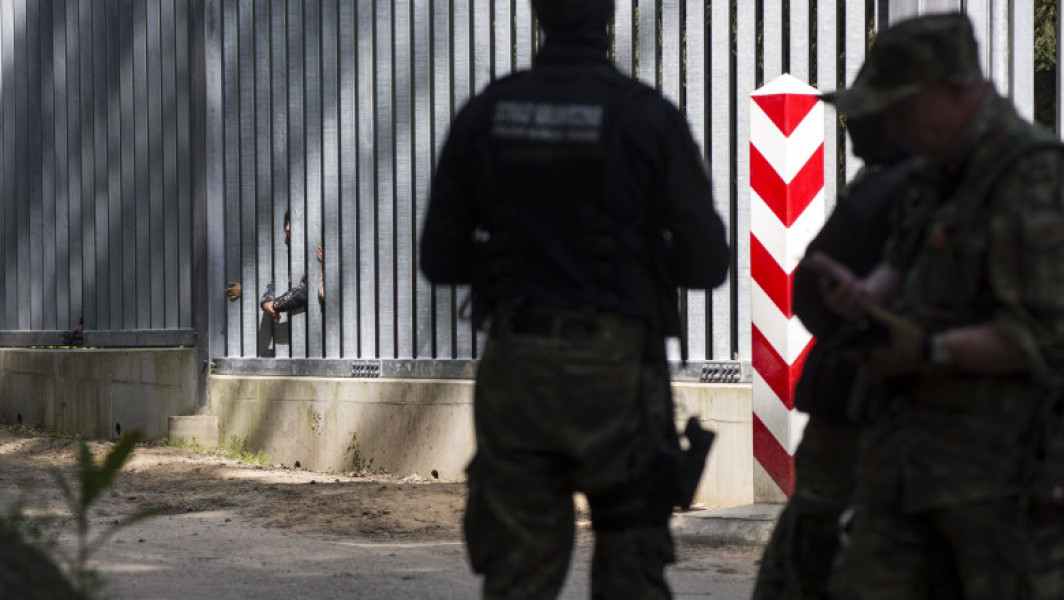 Premierul polonez suspendă temporar dreptul la azil pentru migranți