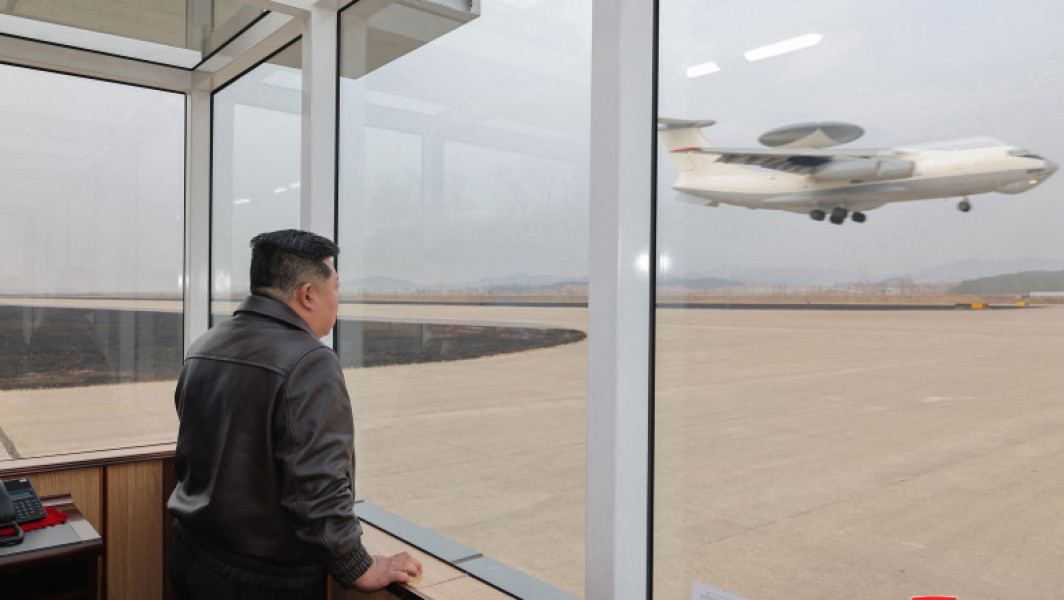 Kim Jong-un supraveghează testarea de drone explozive cu inteligență artificială