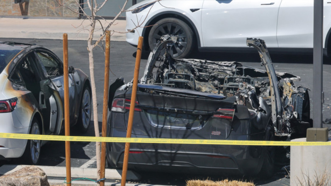 Un bărbat arestat pentru atacuri asupra unui centru Tesla în Las Vegas