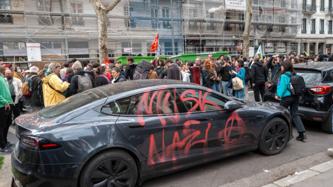 Proteste în masă la showroom-urile Tesla din întreaga lume