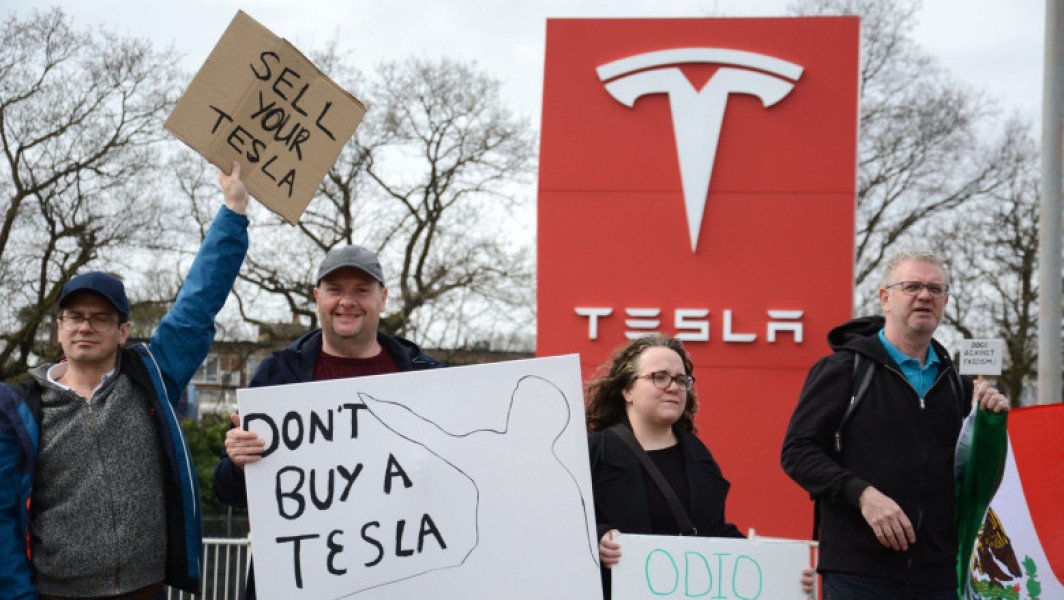 Proteste la concesionarii Tesla din Regatul Unit
