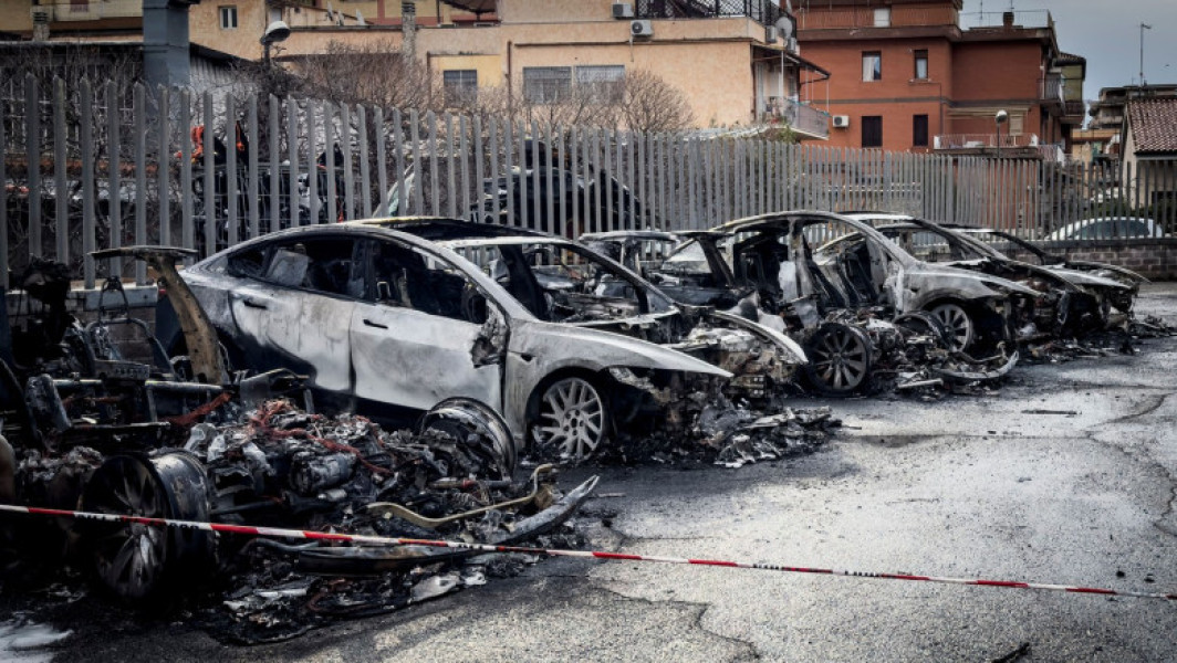 Incendiu devastator la un showroom Tesla din apropierea Romei