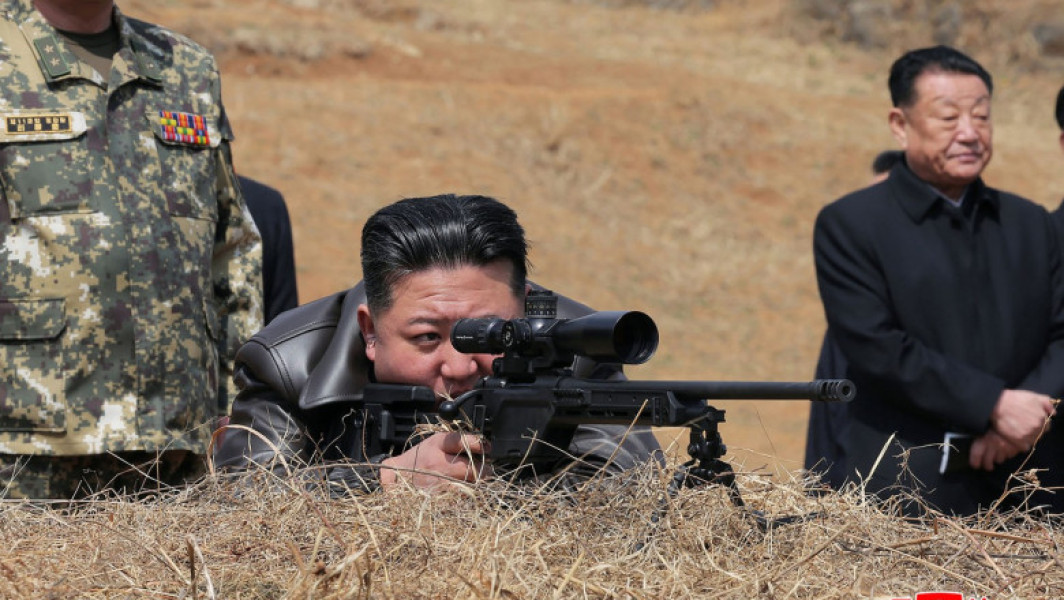 Kim Jong Un testează o nouă pușcă de lunetist