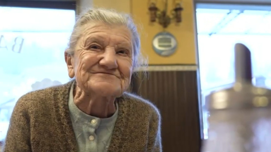 Bunica Anna, barista la 100 de ani, continuă să își servească clienții