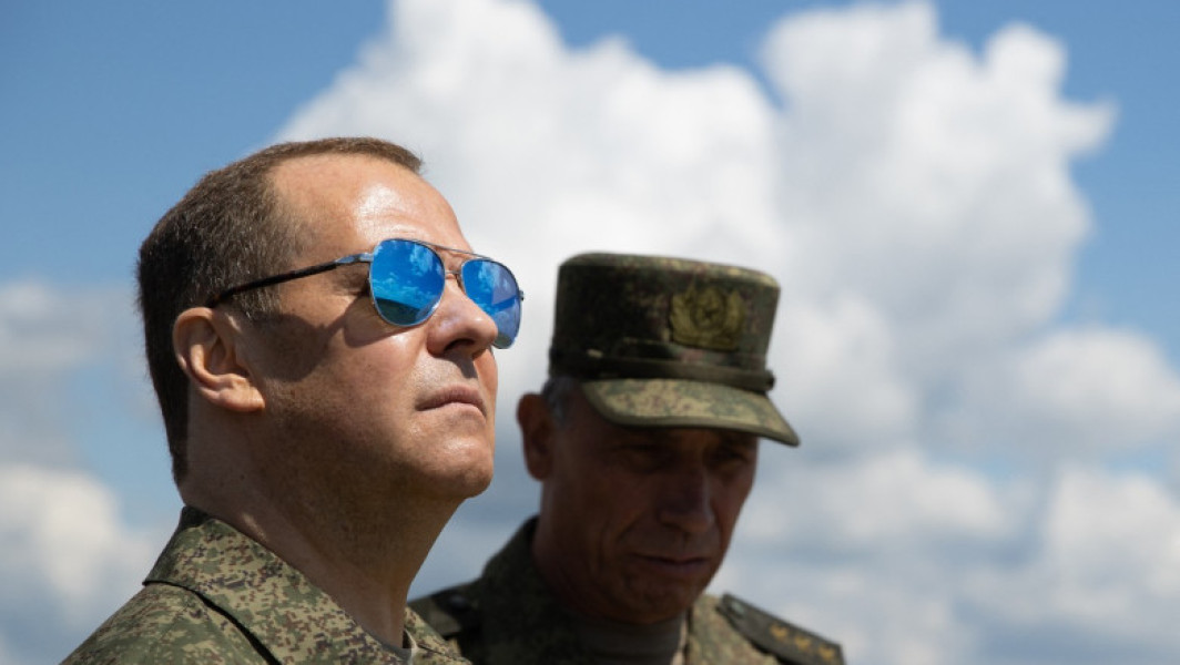 Dmitri Medvedev: Mai multe țări vor obține arme nucleare în următorii ani