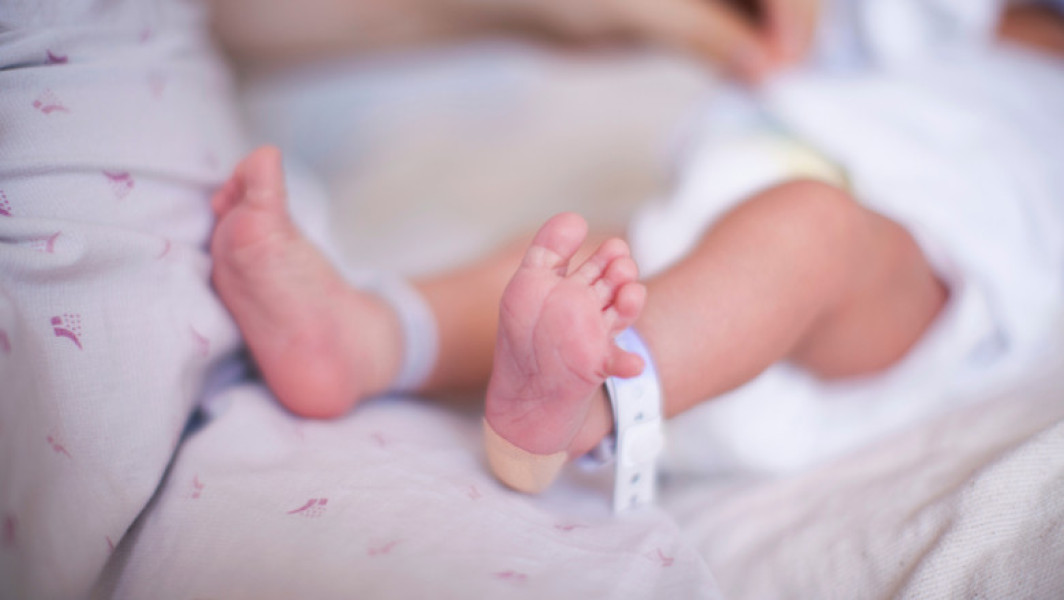Primul transplant de uter din Marea Britanie dă naștere unei fetițe