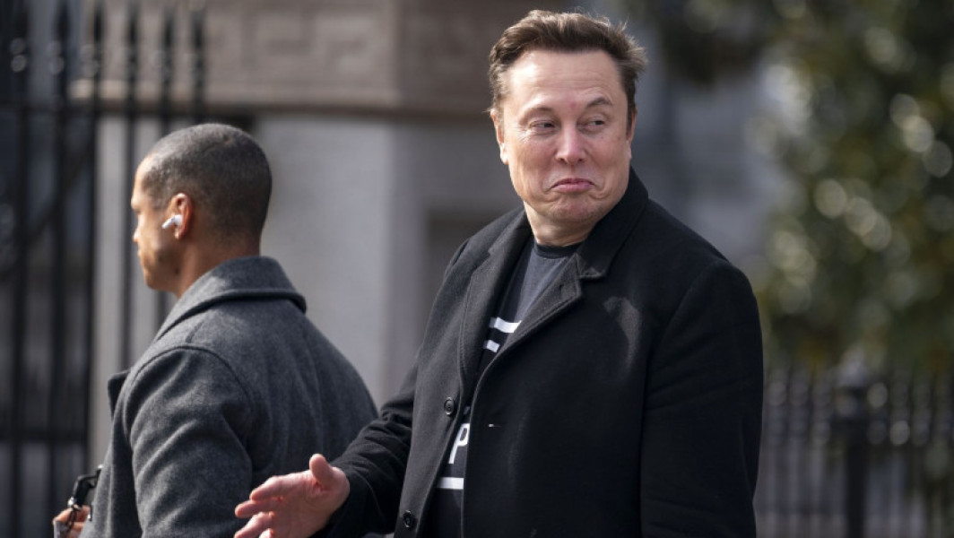 Elon Musk îl critică dur pe Peter Navarro
