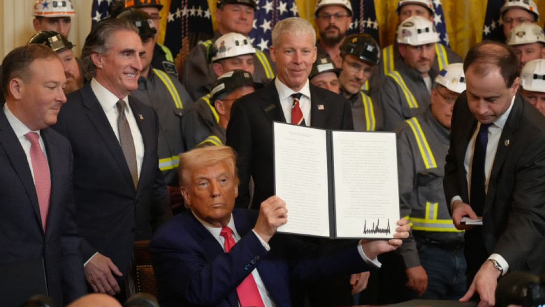 Trump semnează ordine executive pentru a susține industria cărbunelui din SUA