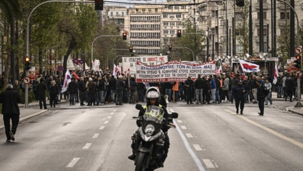Mii de persoane protestează în Grecia pentru creșteri salariale