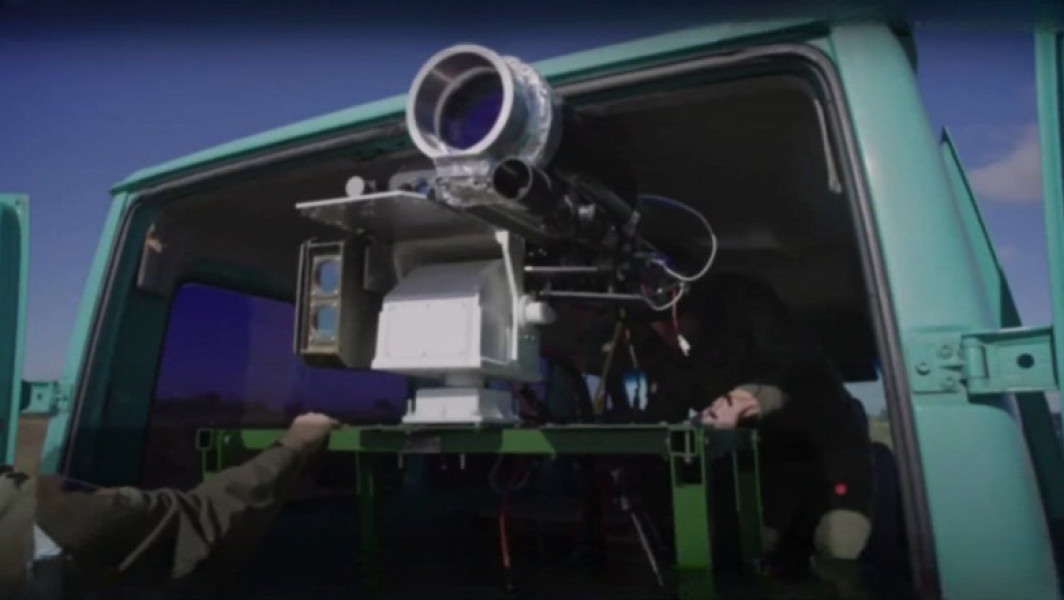 Ucraina prezintă sistemul laser Tryzub (Trident) în cadrul unei conferințe de apărare