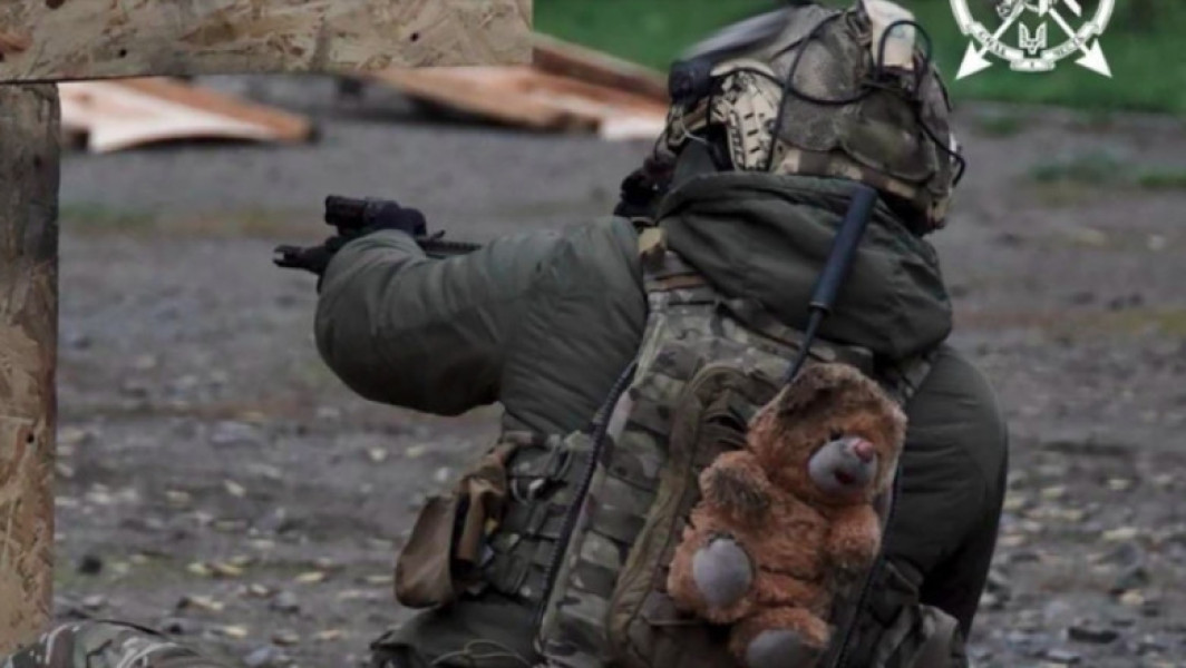 Un soldat ucrainean poartă un ursuleț de pluș ca talisman în luptă