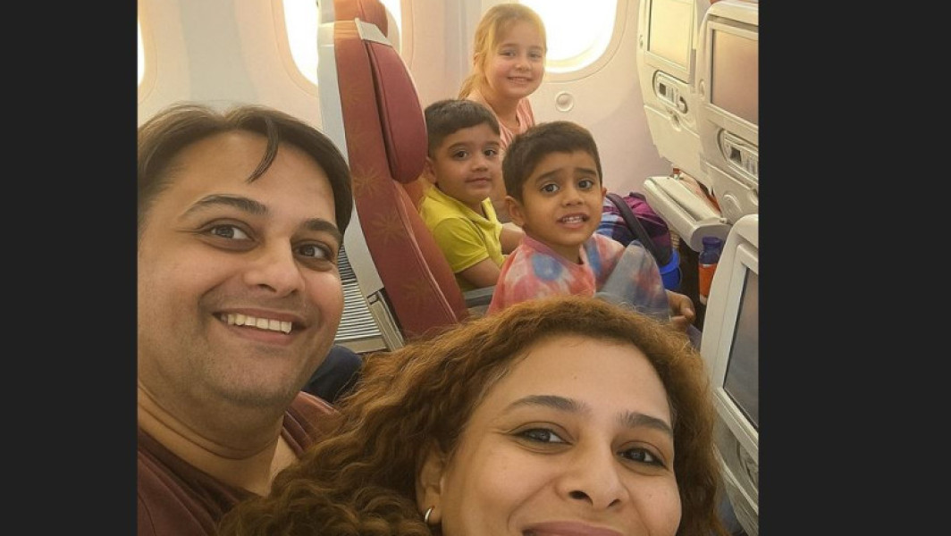 familie într-o fotografie virală după accidentul aviatic din India