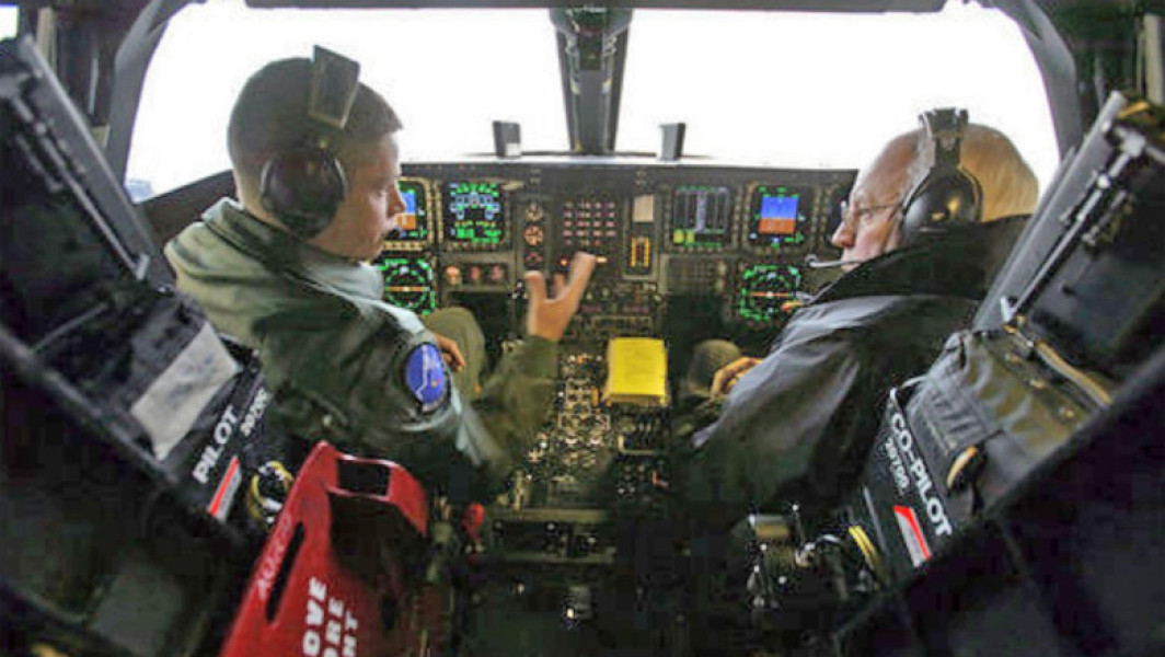 pilotii de pe avioanele stealth B-2, cei care participă la misiuni lungi în afara țării, trec printr-o pregătire intensivă înainte de zbor, relatează digi24.ro. Această pregătire durează mai multe săptămâni și nu se limitează doar la planificarea rutelor, ci include și sfaturi despre alimentație, menite să mențină vigilenta și sănătatea în timpul misiunilor ce pot dura peste 40 de ore.