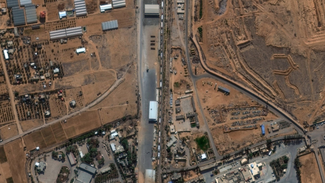 Israelul a închis punctele de trecere spre nordul Fâșiei Gaza, blocând cea mai rapidă rută pentru ajutoarele umanitare către sute de mii de oameni aflați în pericol de foamete, anunță The Guardian. Decizia, luată joi, va intensifica presiunea asupra Israelului din punct de vedere diplomatic, în contextul în care atenția se mută de la conflictul cu Iranul la criza umanitară gravă din Gaza.