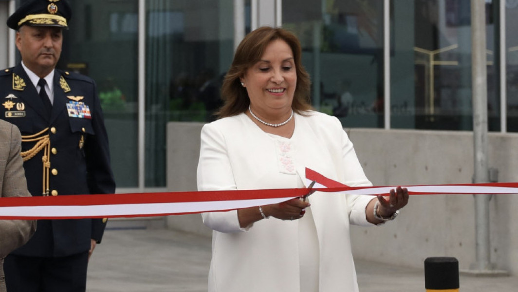 Dina Boluarte, președintele Peru, și-a dublat salariul cu un an înainte de finalizarea mandatului, anunță guvernul de la Lima. Potrivit unui decret, aceasta va primi acum echivalentul a 10.000 de dolari pe lună. Lidera statului, în vârstă de 63 de ani, se confruntă cu proteste continue din cauza creșterii cazurilor de extorcare și a situației politice instabile din țară.