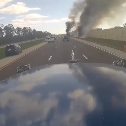 Un avion se prăbușește pe autostrada din Florida, au supraviețuit doar trei pasageri. Imaginile filmate de camera de bord sunt șocate.