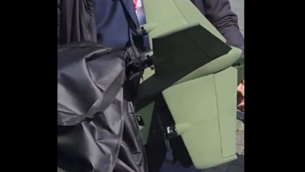 un interceptor portabil de drone observat la un agent din echipa de securitate a lui Vladimir Putin în timpul vizitei la Sankt Petersburg