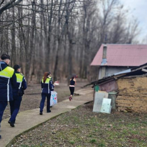 Polițiștii din Cocorăștii Colț dau cadouri copiilor din localitate