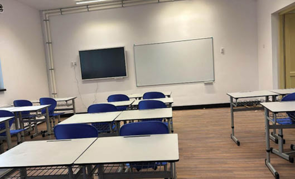Comarnic investește în educație: mobilier nou și ghiozdane pentru copii