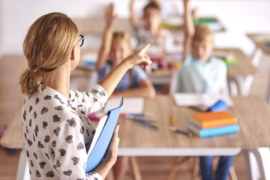 Raport OCDE: România are profesori puţini şi în vârstă
