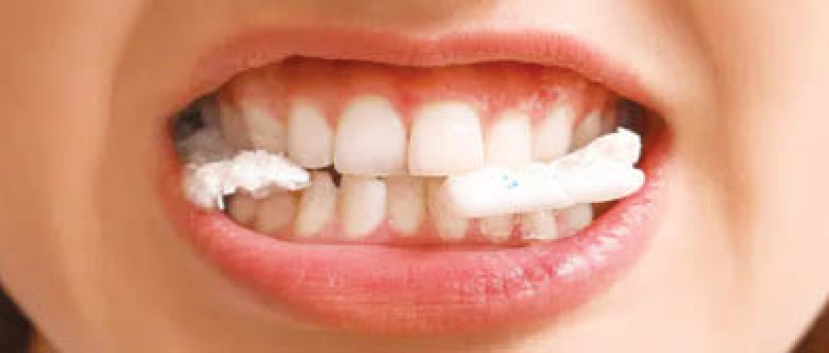 Mestecarea gumei eliberează sute de microplastice în gură, relevă un studiu