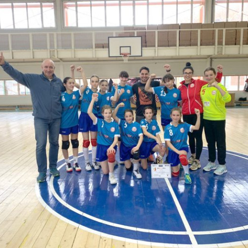 CS Câmpina dominează Campionatul Național de Handbal Juniori/Fetele sărbătoresc victoria după faza județeană