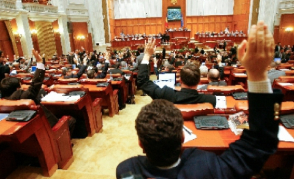 Senatul susține eliminarea plății CASS pentru veterani și mame în concediu