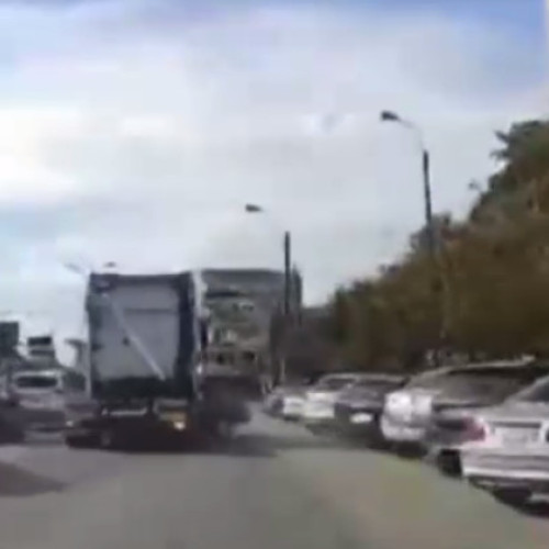 Accident grav în Timișoara: camion trage o mașină zeci de metri pe bulevard