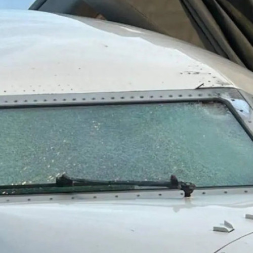 Boeing 737 redirecționat după fisura parbrizului provocată de un obiect în zbor