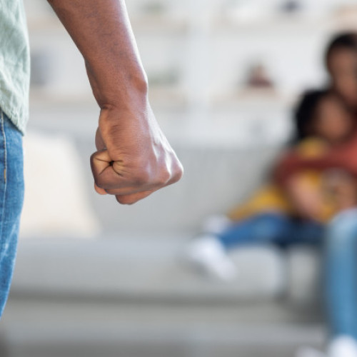 Român din Italia condamnat pentru violență și control asupra soției și copiilor