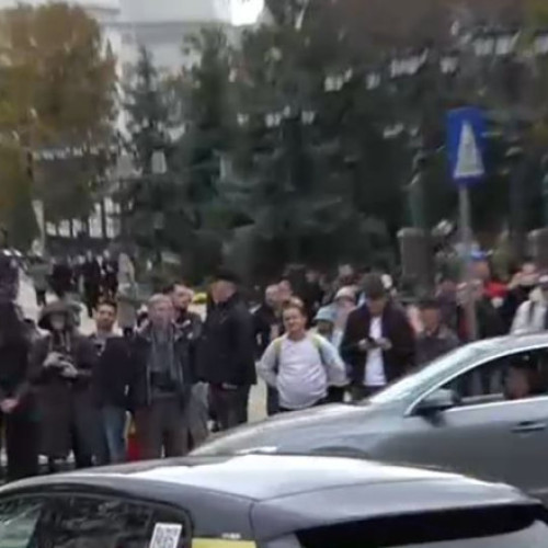 Nicușor Dan huiduit la Iași în fața Teatrului Național, dar le-a salutat protestatarii