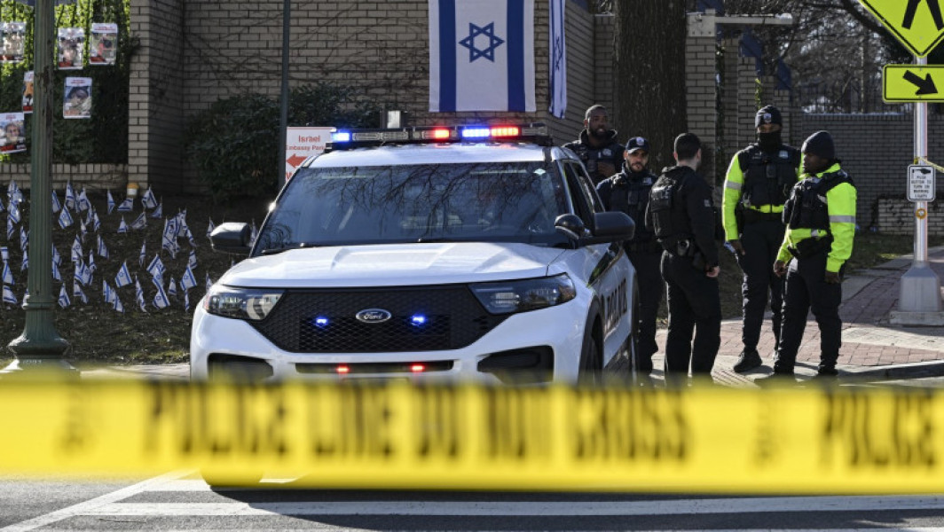 Militarul american care s-a autoincendiat în faţa Ambasadei Israelului a decedat în urma rănilor