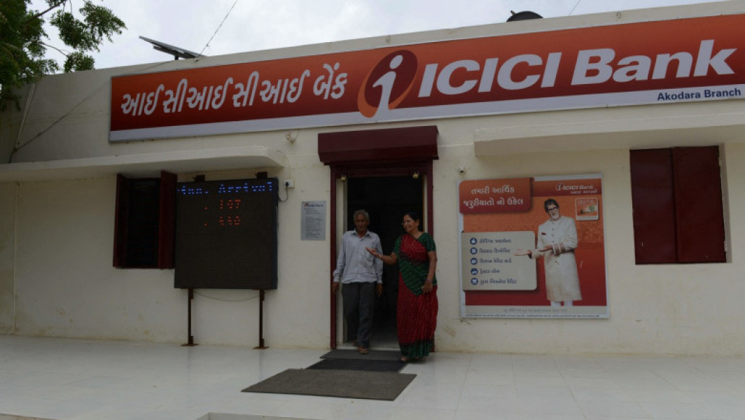 Femeie acuză șef de bancă din India de fraudă cu 1,9 milioane de dolari. Neînțelegeri cu privire la investițiile în depozite la ICICI Bank - Valoarea lor, semne false și conturi manipulate.
