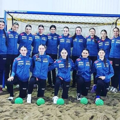 Lotul echipei de beach-handbal a fost anuntat pentru Campionatul European Under16, unde se afla si sportiva Daria Comendant din Ploiesti