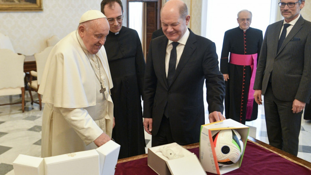 Balonul oficial al EURO 2024 oferit Papei Francisc de către Cancelarul Germaniei în timpul audienței de la Vatican
