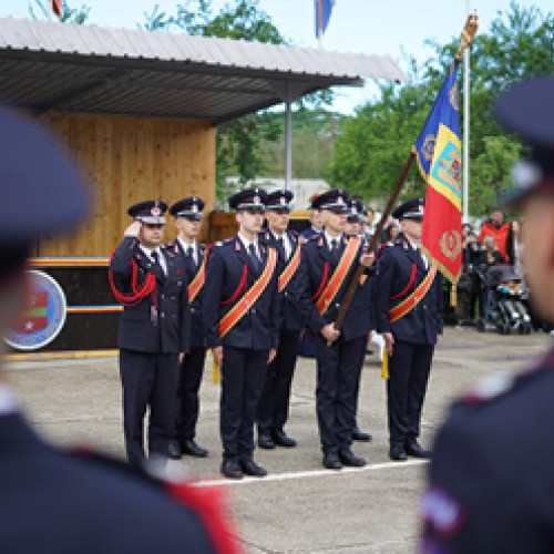 O nouă promoţie de salvatori la Şcoala de Pompieri Boldeşti-Scăeni