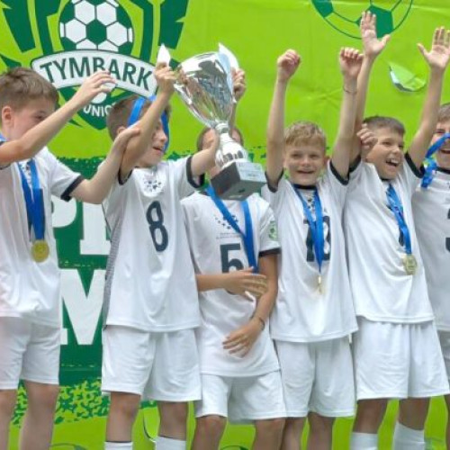 Școlarii din România demonstrează talentul la Cupa Tymbark Junior 2023-2024: Campionii sunt încununați în ultima ediție a competiției de fotbal pentru copii!