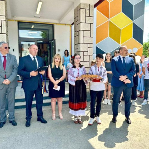 Inaugurare şcoală, grădiniţă şi bazin de înot în comuna Cornu, de Ziua Copilului